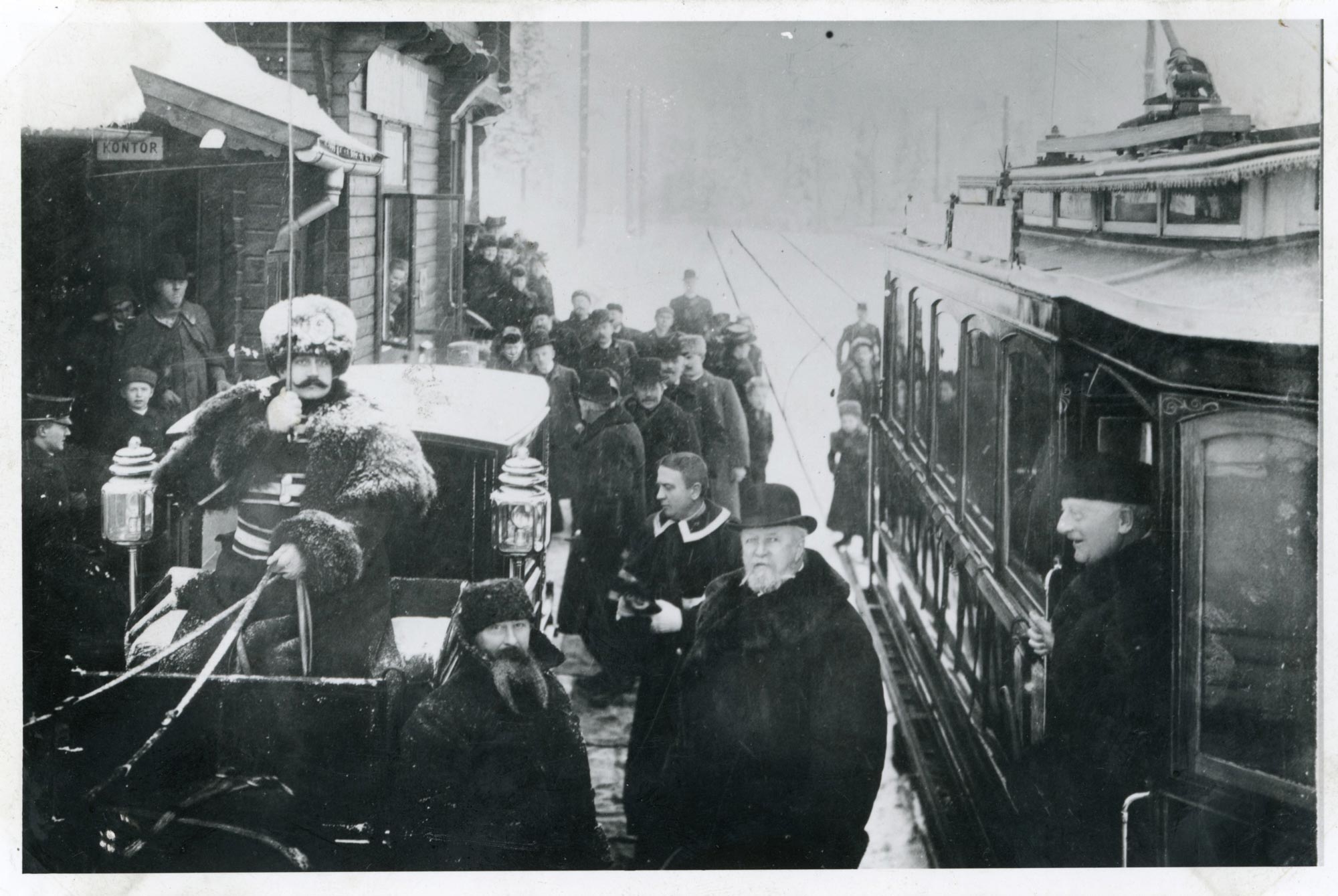 Kong Oscar II åpner Holmenkolbanen i 1898.