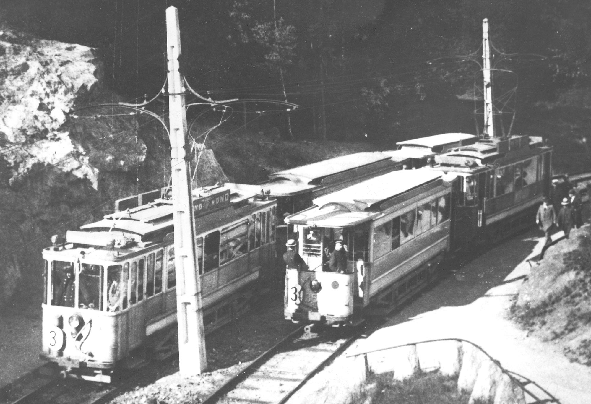 Tidlig bilde fra Lilleakerbanen, to tog passerer under broen ved Ullern.