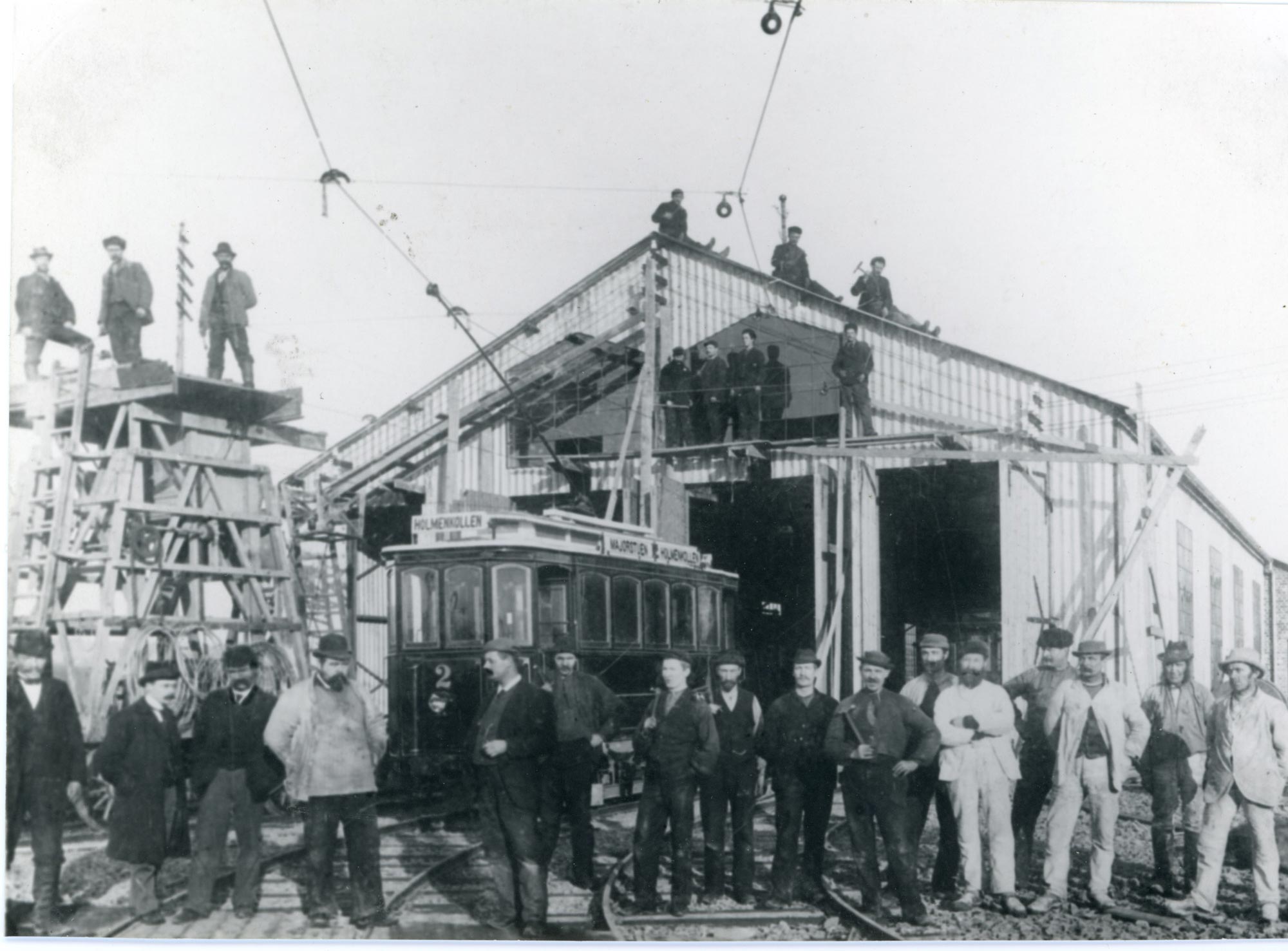 Vognhallen på Majorstuen under bygging.  Alle ville være med på bildet.