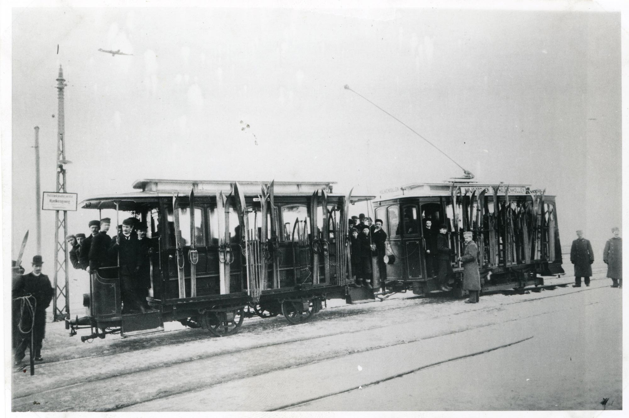 Skigåere på vei mot Holmenkollen ca. 1900.