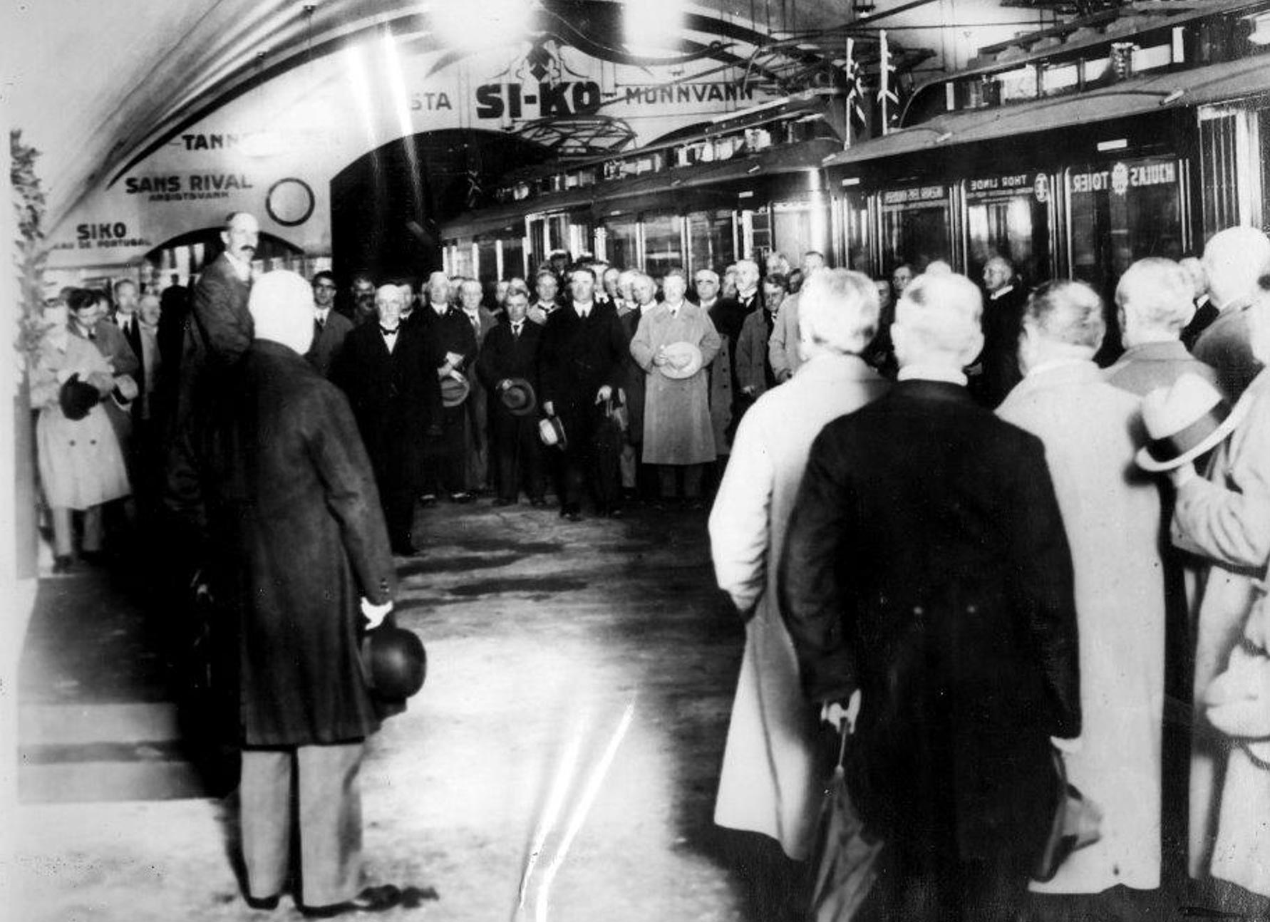 Kong Haakon VII åpner Nationaltheatret stasjon i 1928.