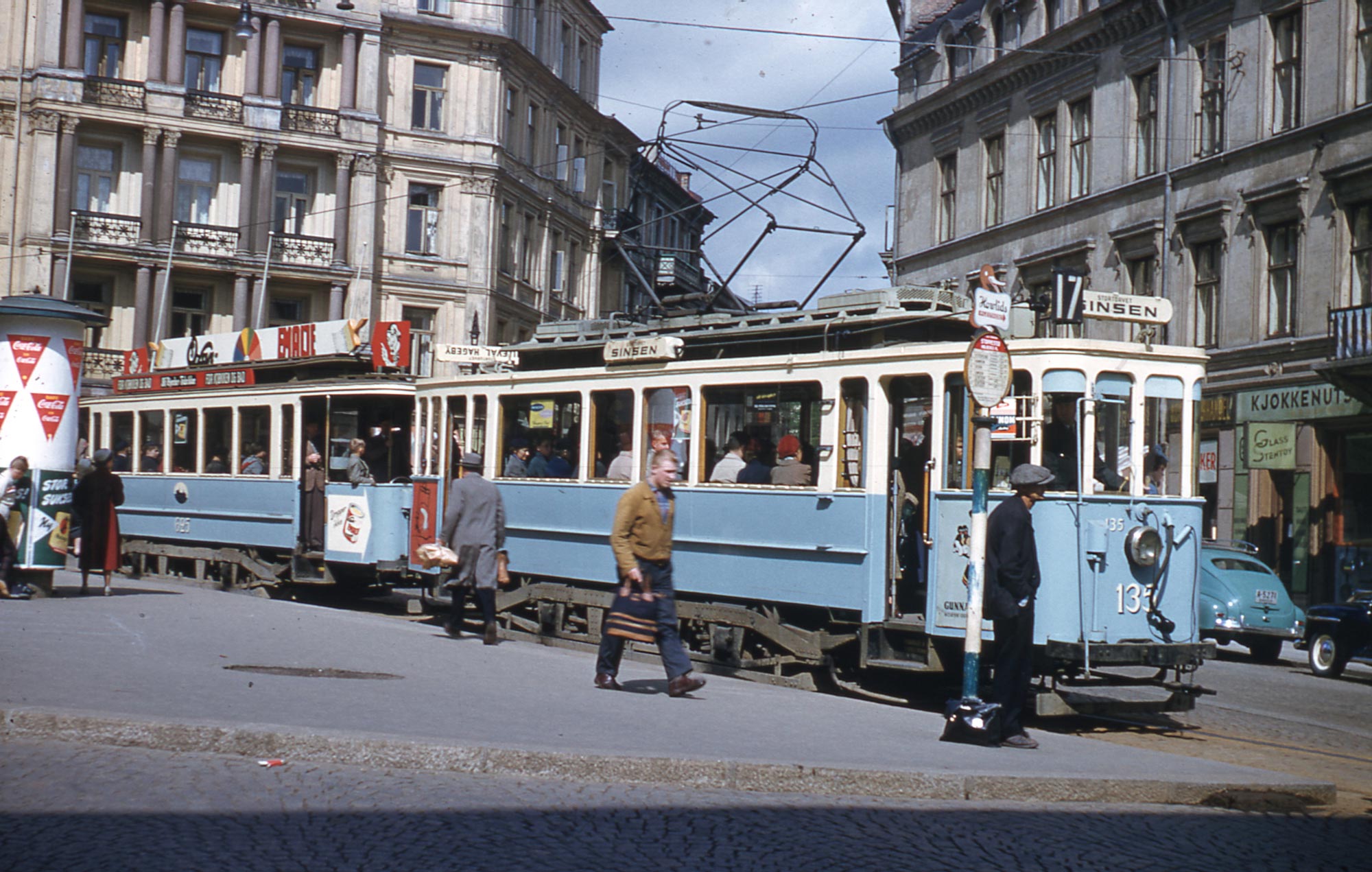 Trikk på Holbergs plass, lakkert i Oslo Sporveiers lyseblå farge ca 1955.