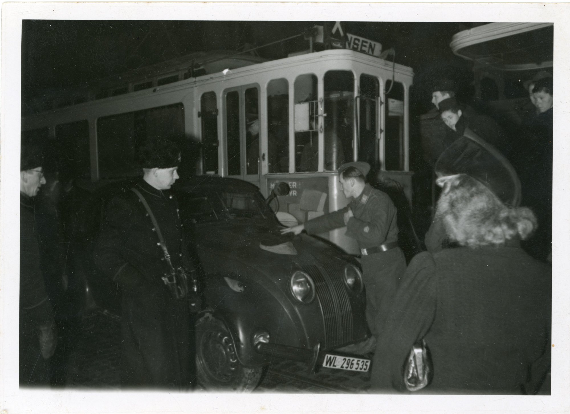 En bil fra de tyske okkupasjonsstyrkene har kollidert med trikken i Trondheimsveien. 