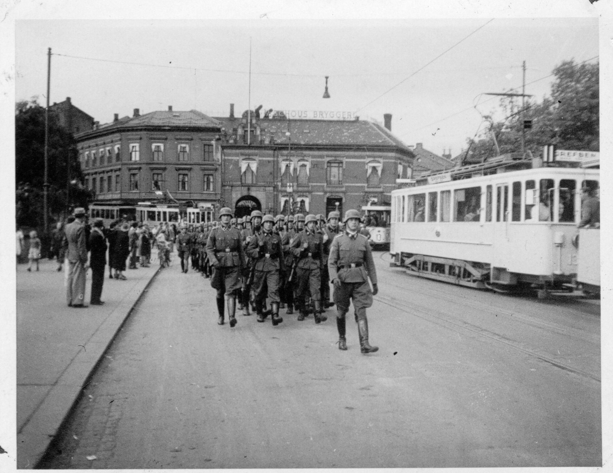 "Hundre mann kan jeg bære.” Tyske soldater i taktfast marsj over Nybrua. 