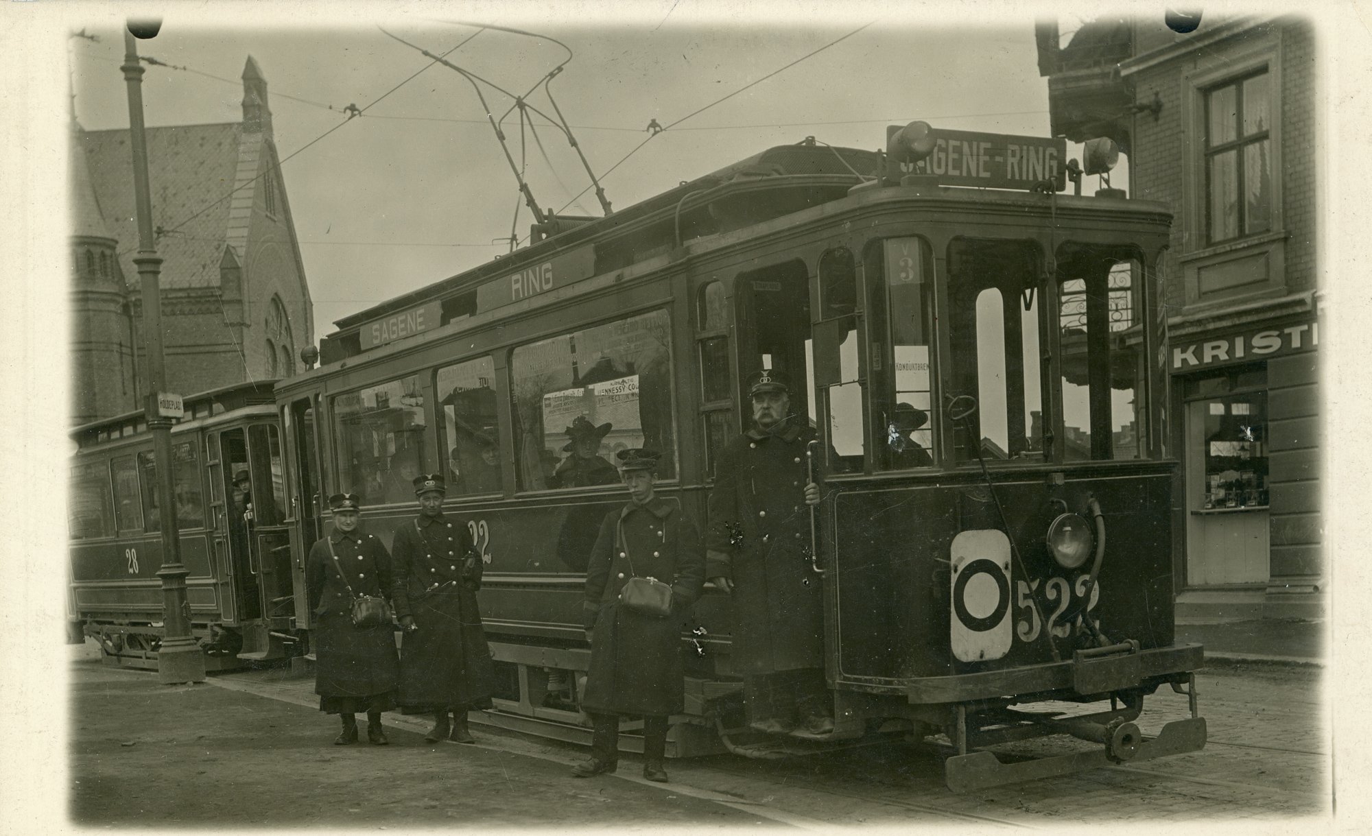 Kvinnelige konduktørelever ved Sagene kirke i 1916.