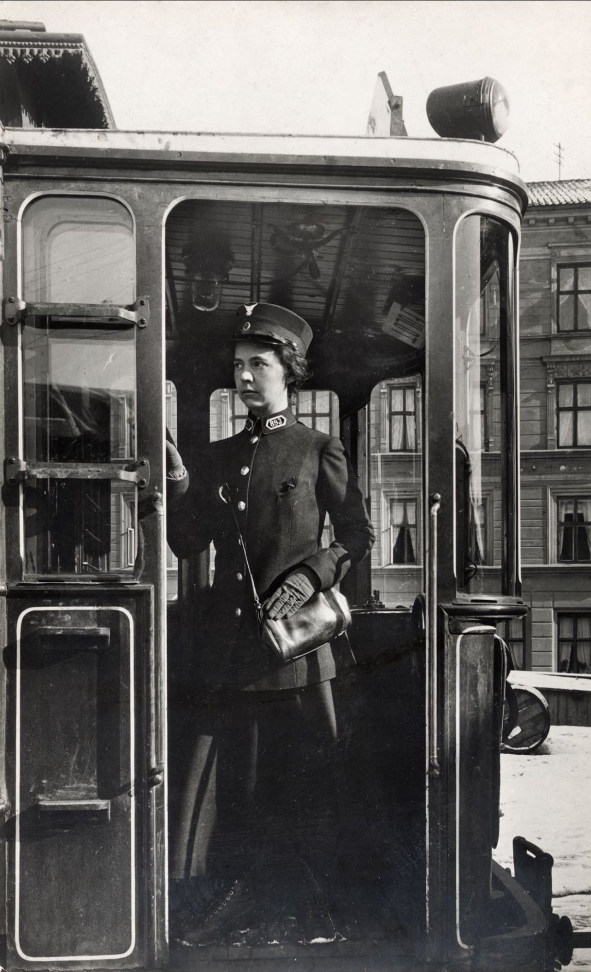 Konduktør Svanhild  Aurora Fjæraasen i stigtrinnet ved vognhallen i Homansby.