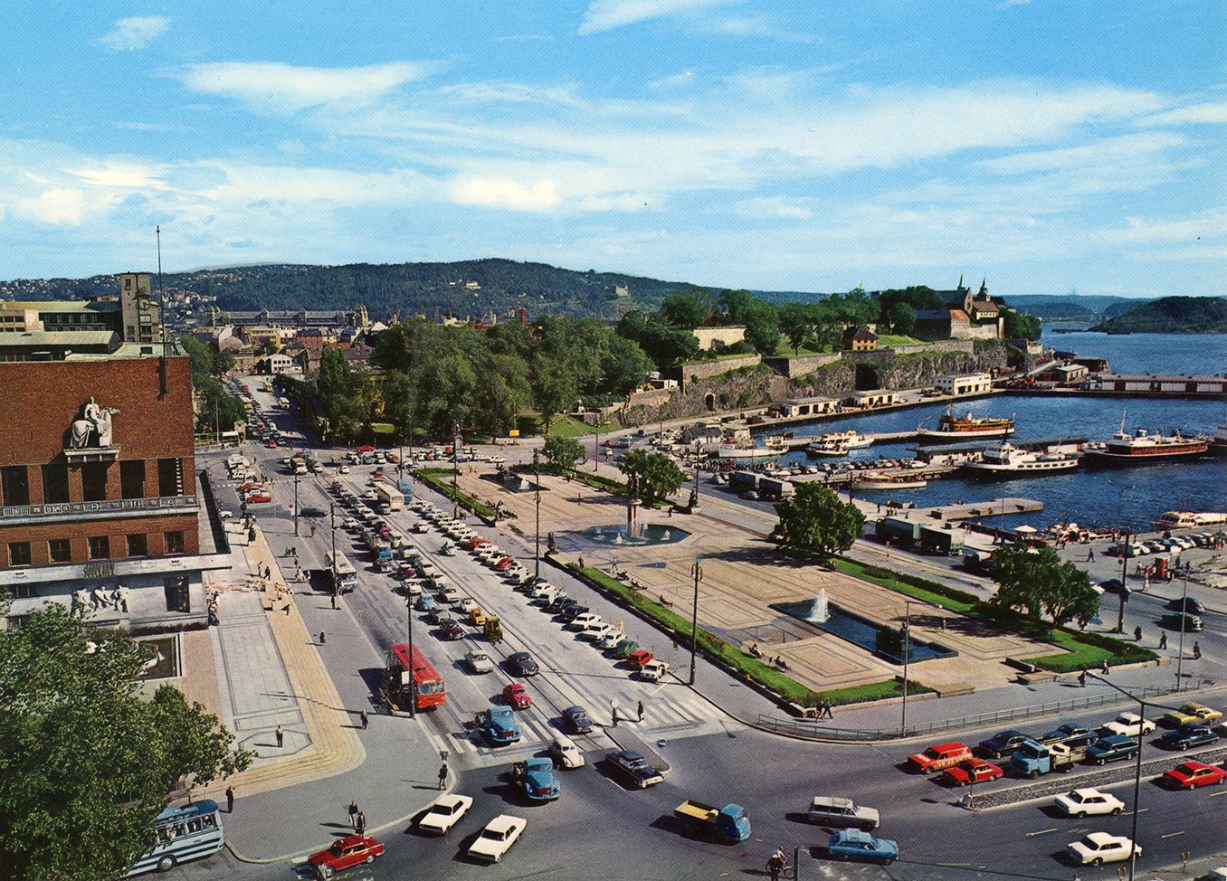 Akershus festning ble i drøye åtti år selve symbolet på kollektivtrafikken med Akershussiluetten som prydet alt vognmateriell fra Oslo Sporveier.