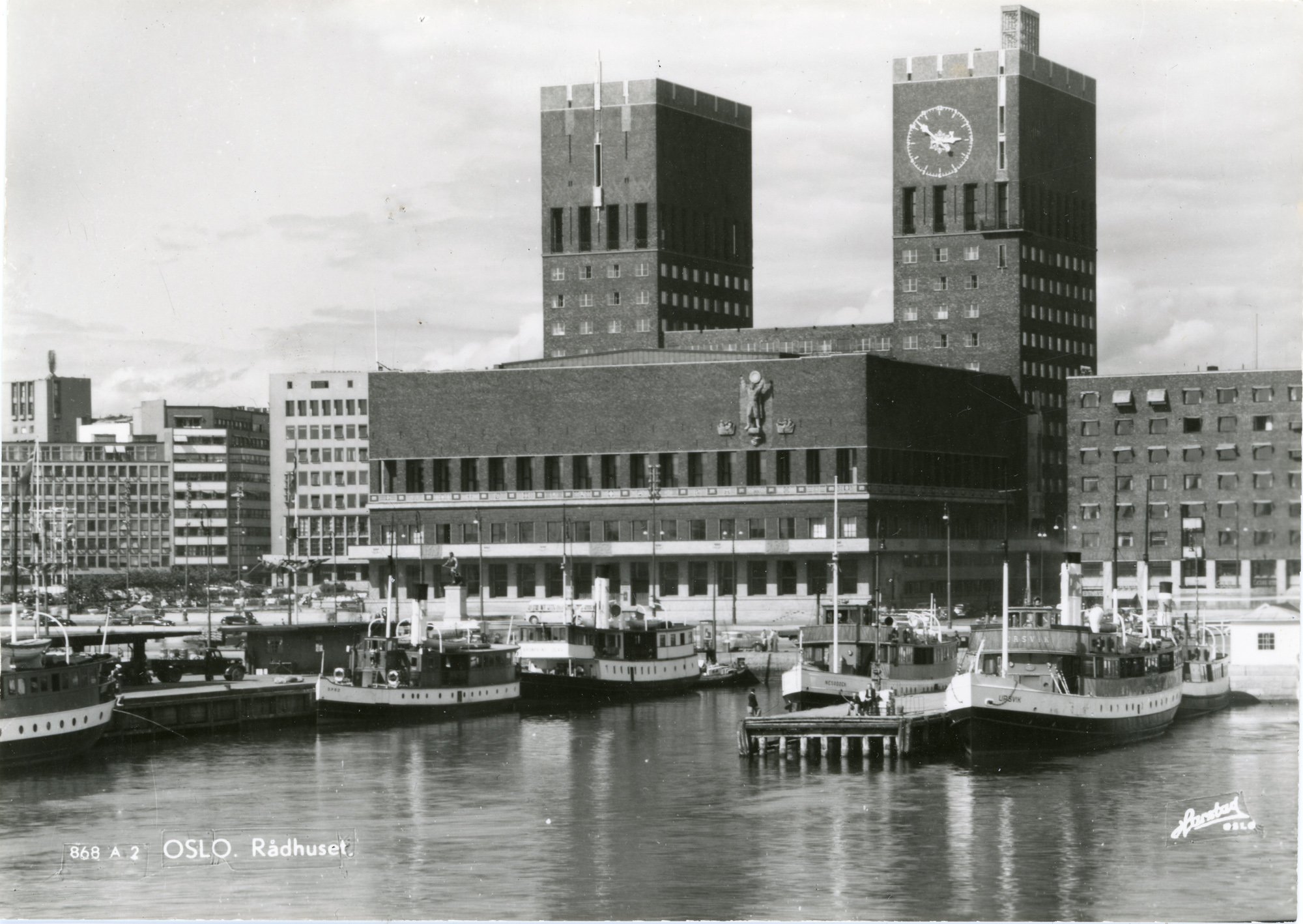 Rådhuset og flere av fjordbåtene.
