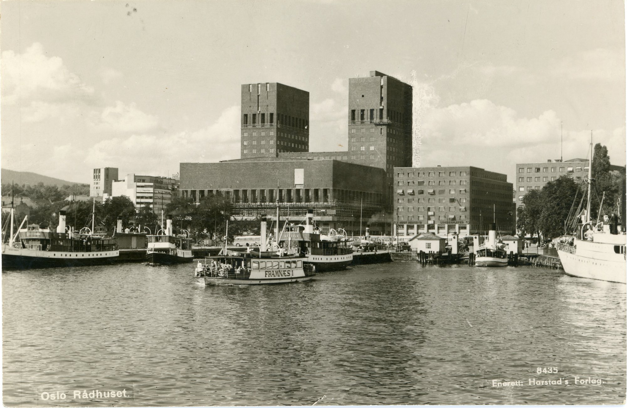 Rådhuset og flere av fjordbåtene.