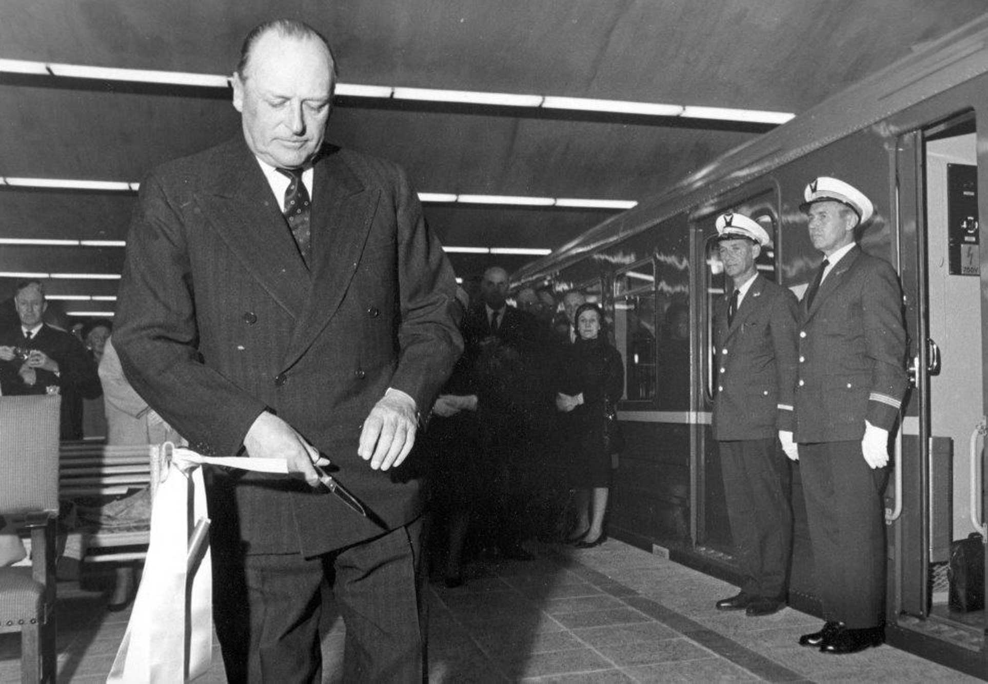 Kong Olav foretar den offisielle åpningen av T-banen på Jernbanetorget 22. mai 1966. 