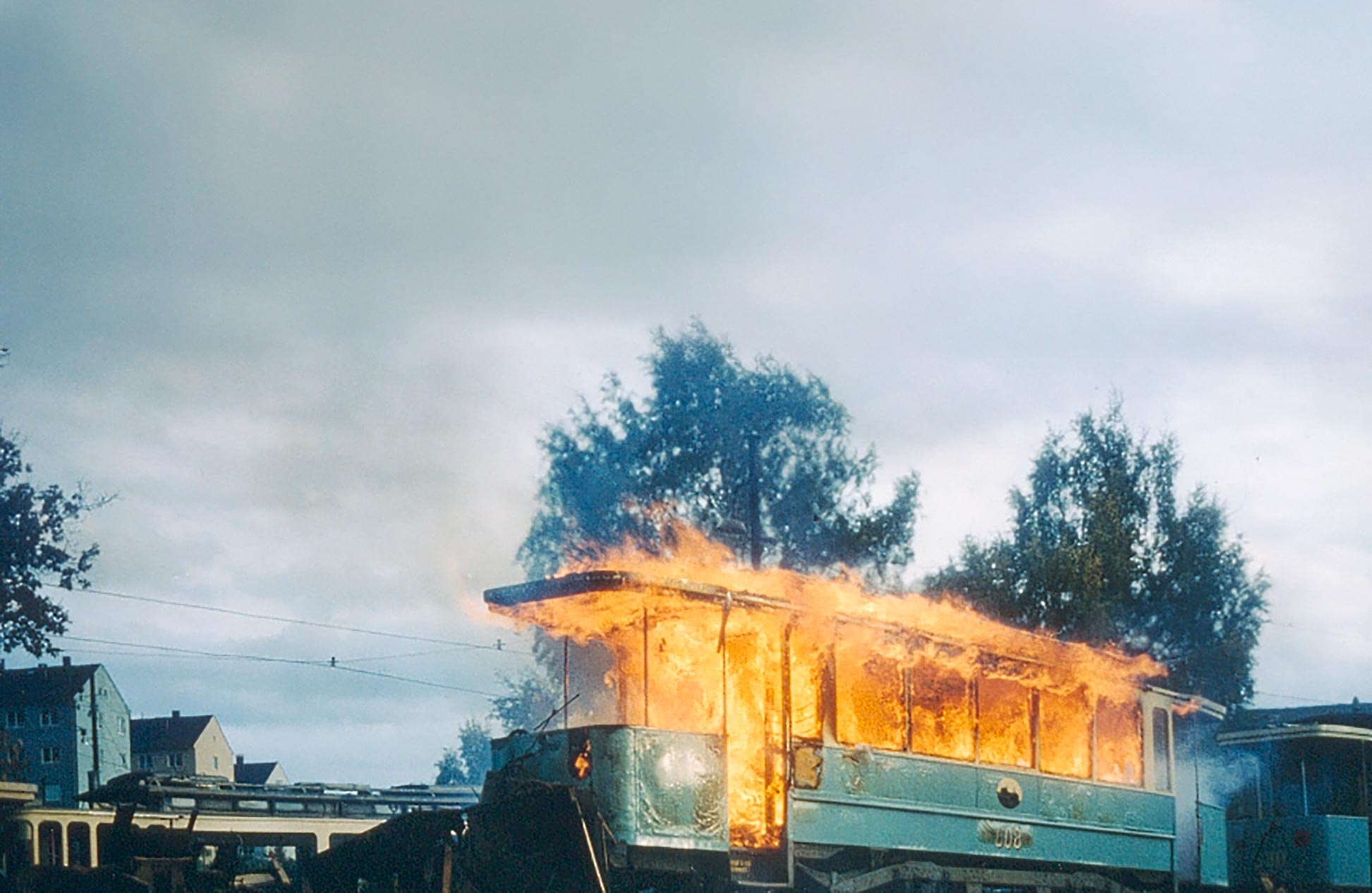 Utrangerte trikker brennes på Vålerenga i 1969.