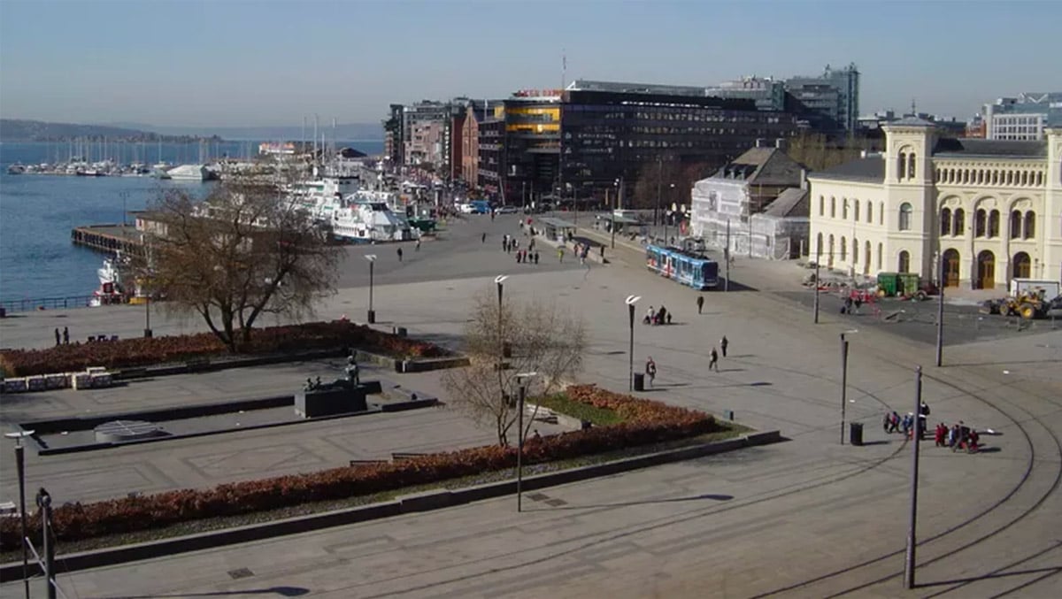 Rådhusplassen blir helt bilfri i 1994. 