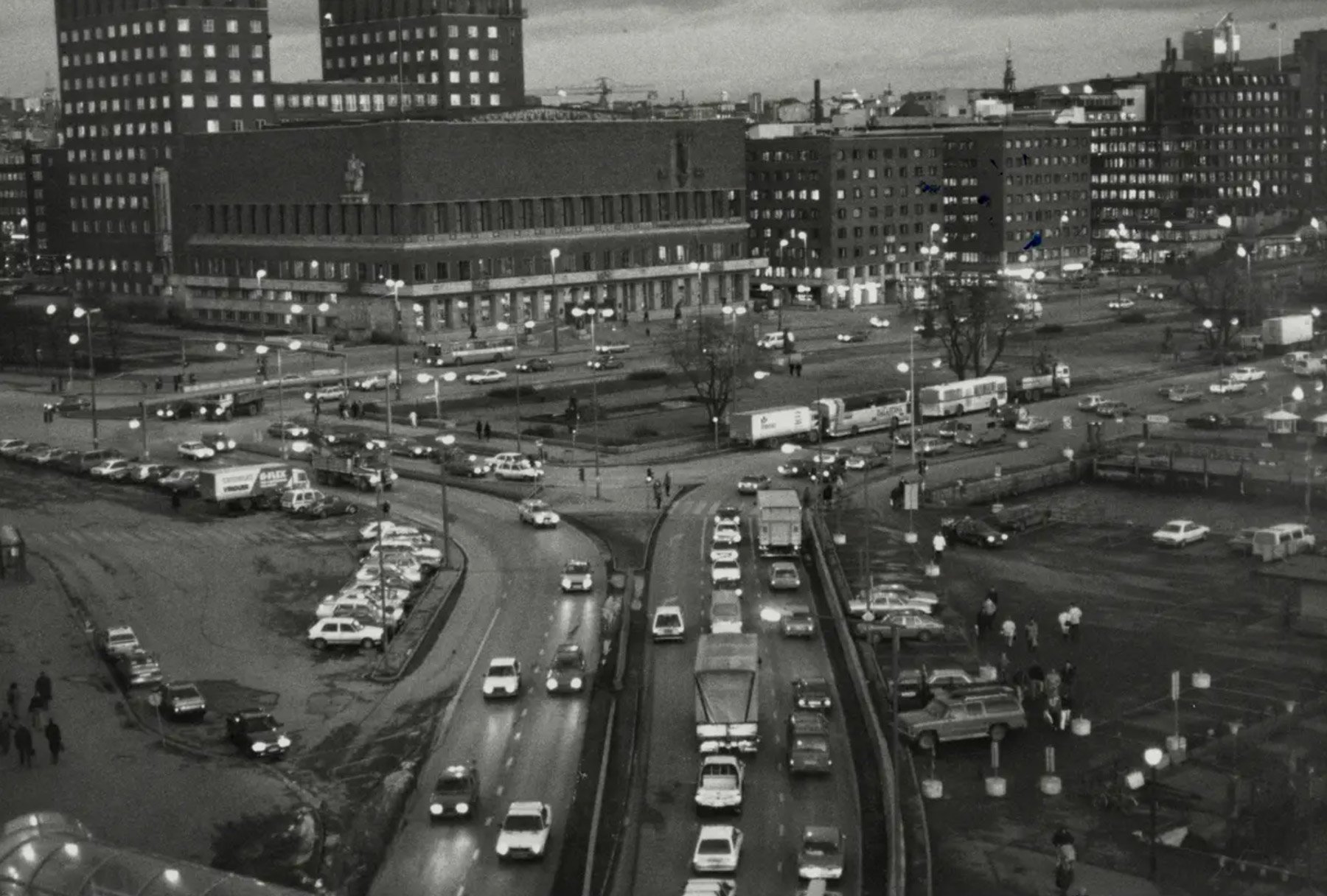 Rushtid på Rådhusplassen før bilene ble borte.