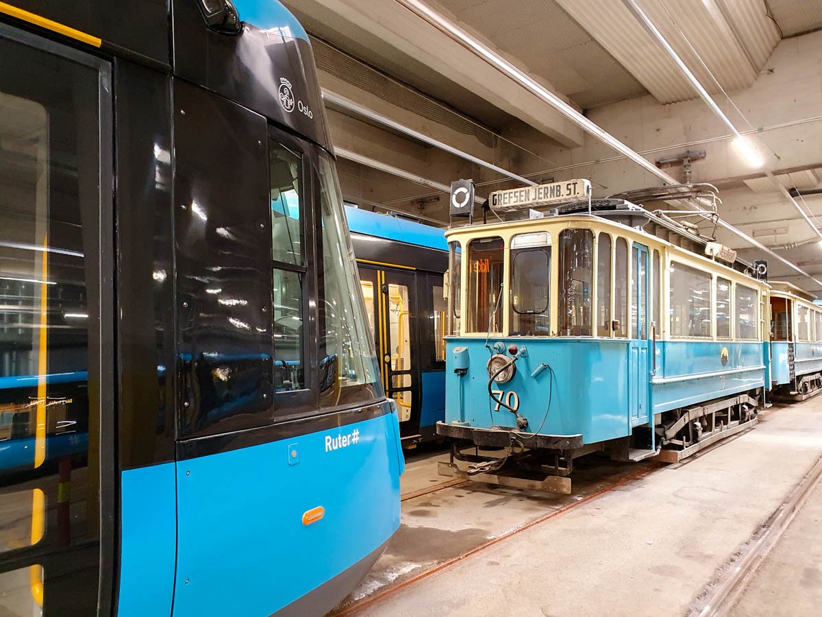 SL18 og veterantrikk fra 1913 på Grefsen vognhall.