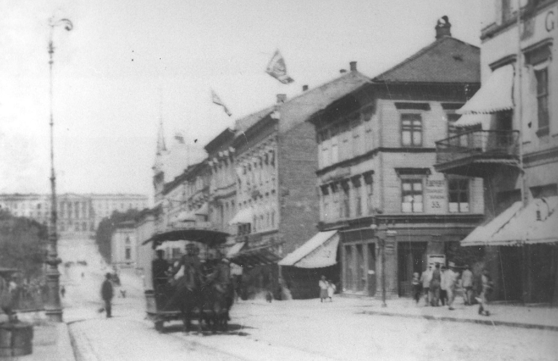 Hestesporvogn på Karl Johans gate i 1892.