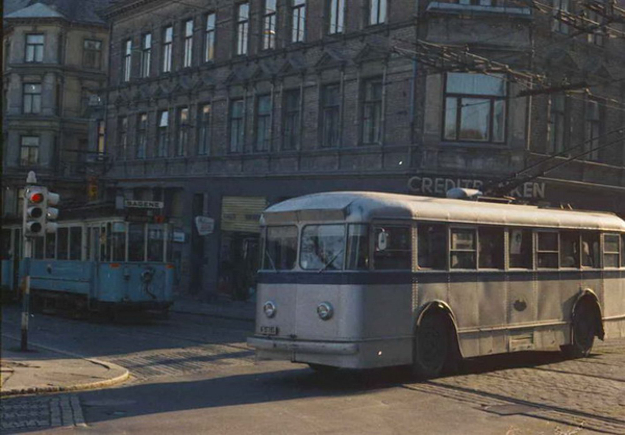Trolleybuss i linje 21 møter sporvogn i Sagene Ring i krysset Ullevålsveien Waldemar Thranes gate.